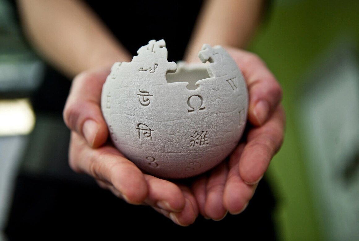 Wikipedia_mini_globe_handheld
