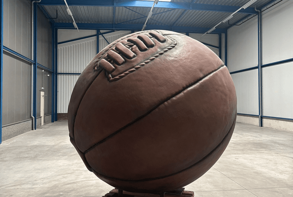 Een Merkwaardig Grooten Leeren Bal.png