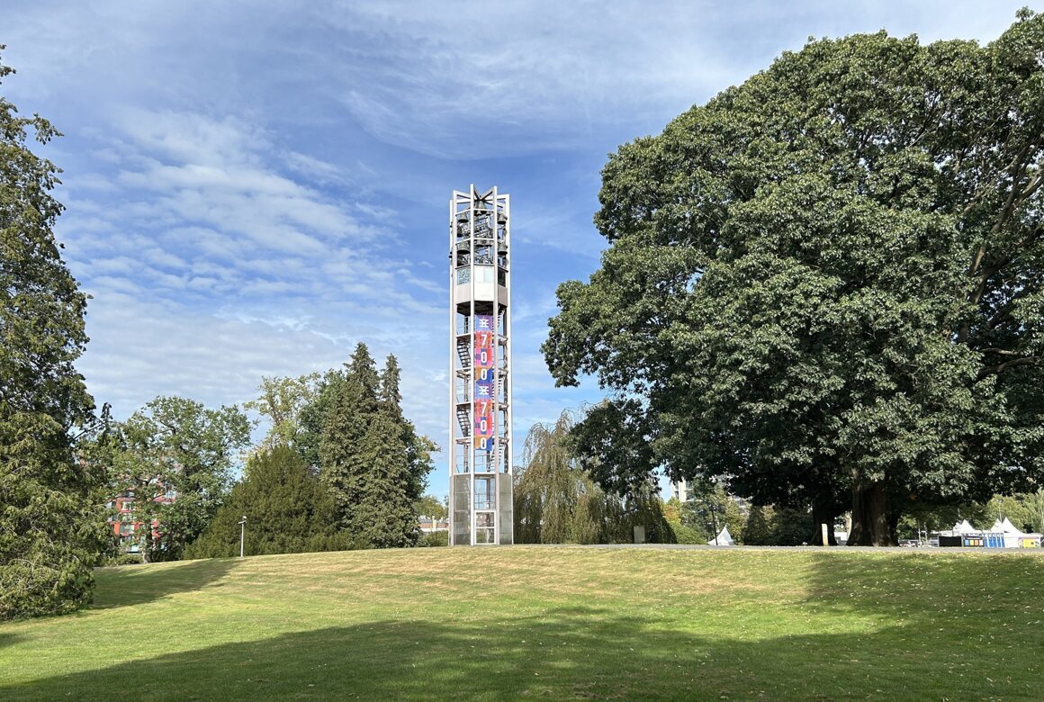 3 - Campusbeiaard met E700 banner.jpg