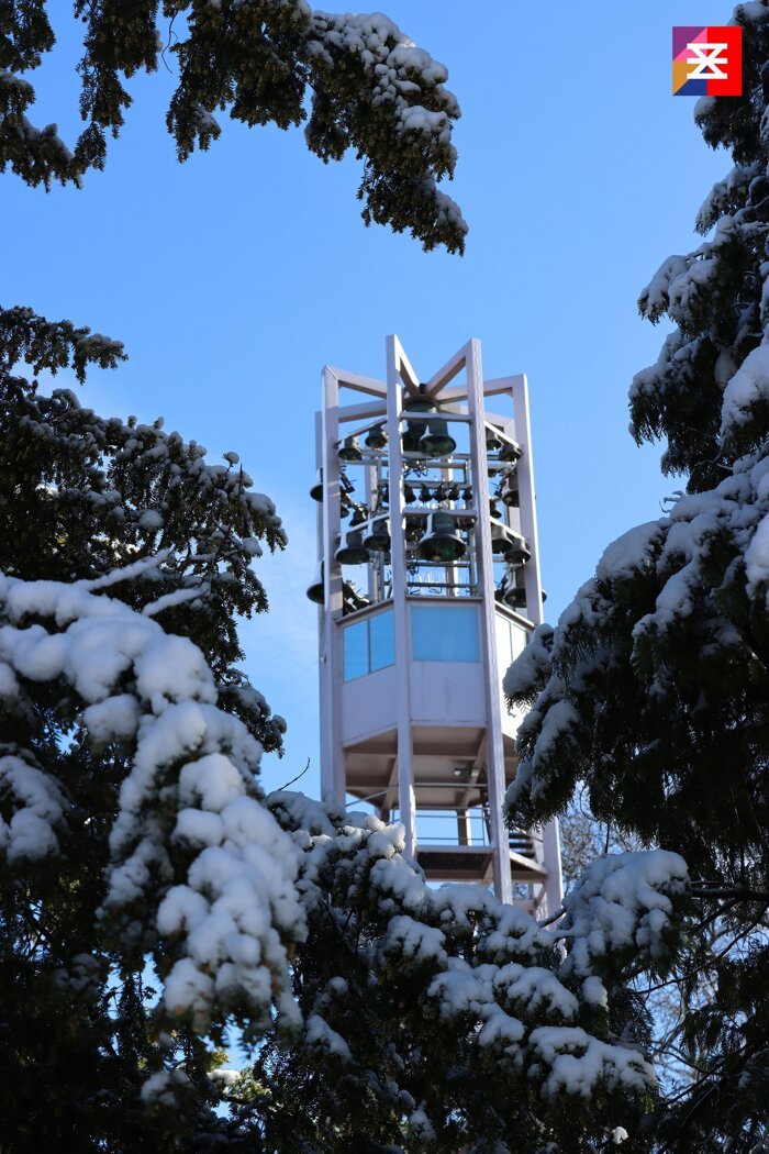 1 - Klokkentoren in de sneeuw met E700 logo.jpg