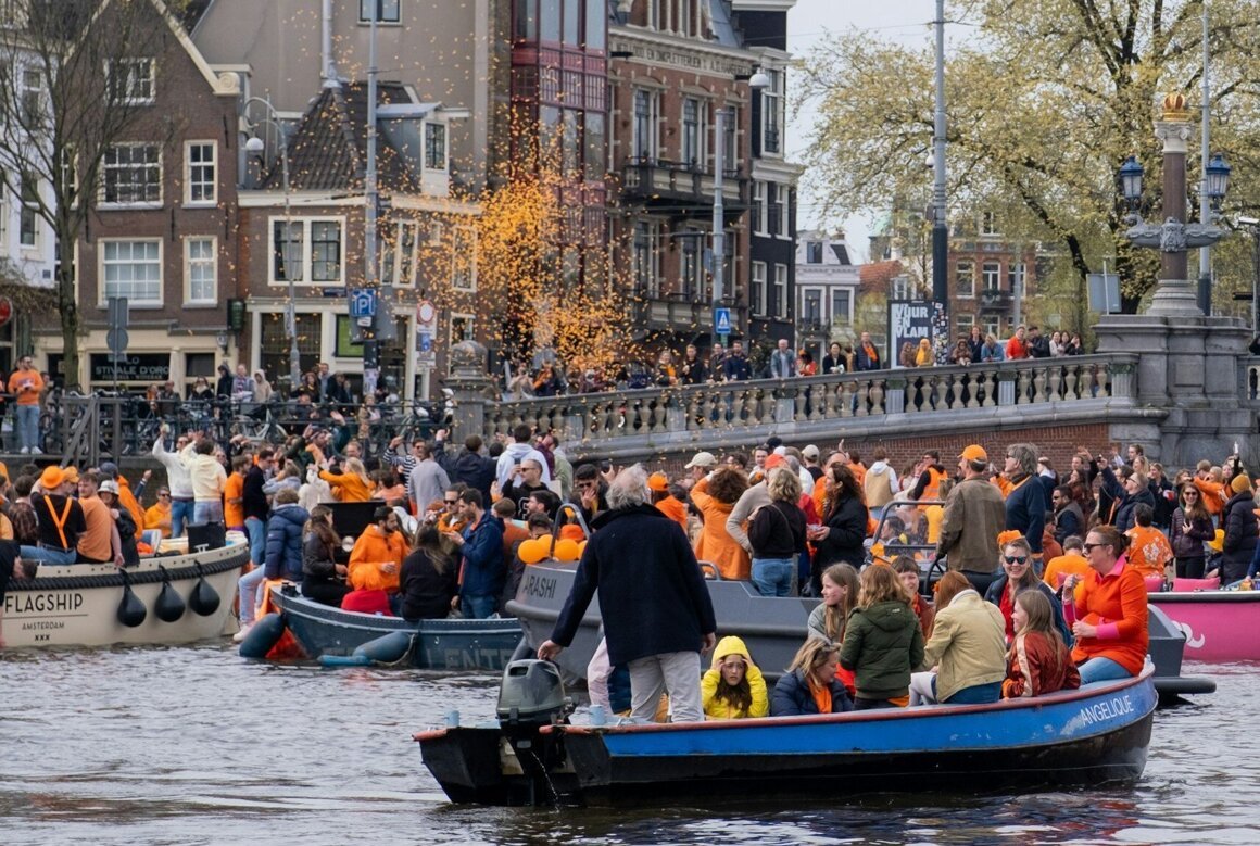 Koningsdag in Amsterdam © Ari Dinar via Unsplash.jpg