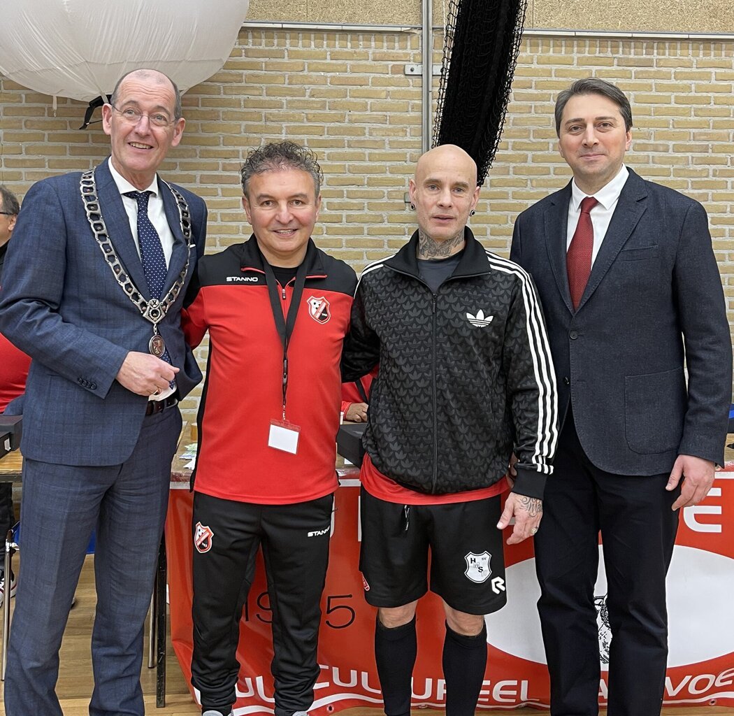 Organisator Auni Kandemir met Burgemeester Sander Schelberg en Consul-Generaal Hakan Cengiz en Edward van Gils.jpeg