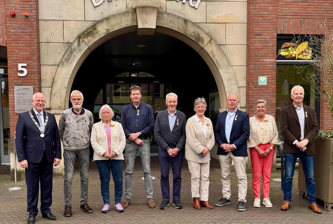 Groepsfoto gedecoreerden gemeente Dinkelland.jpeg